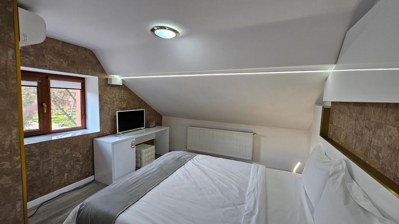 Colt De Rai Resita Bed & Breakfast エクステリア 写真