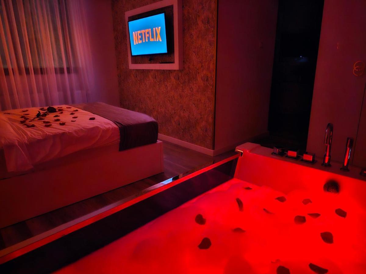Colt De Rai Resita Bed & Breakfast エクステリア 写真