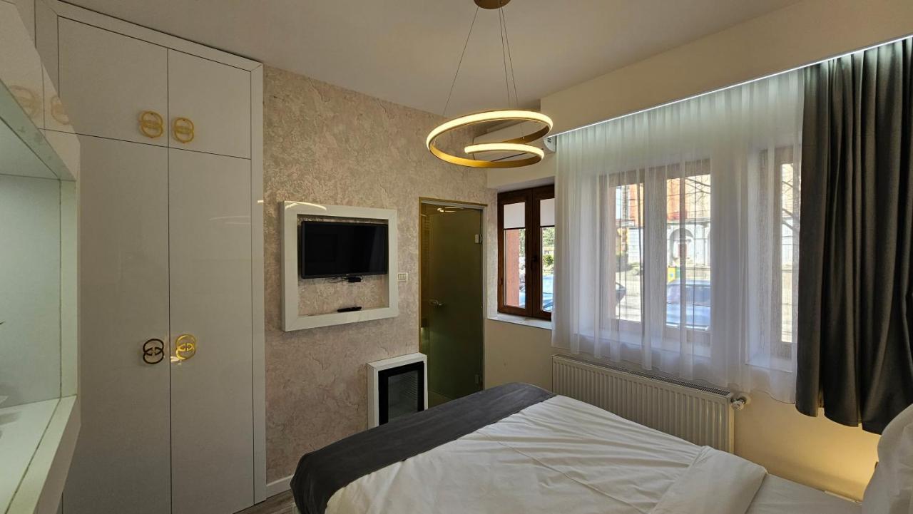 Colt De Rai Resita Bed & Breakfast エクステリア 写真